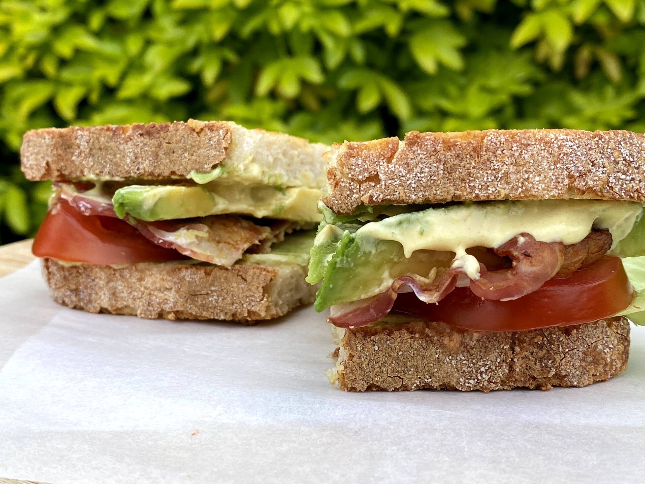 Sandwich BLT con aguacate