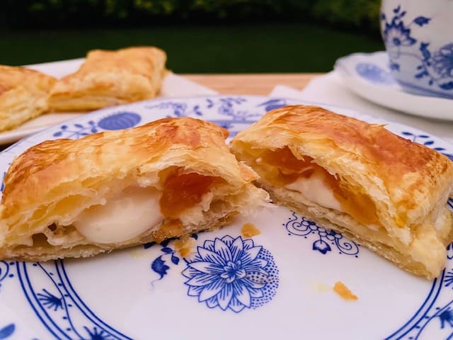 Pastelitos de guayaba con queso crema