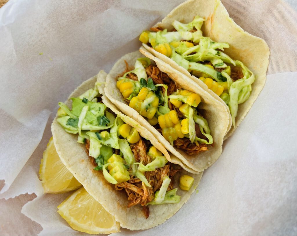 TACOS DE POLLO DESMECHADO CON SALSA BBQ Y CERVEZA UNA PIZCA DE LUNA