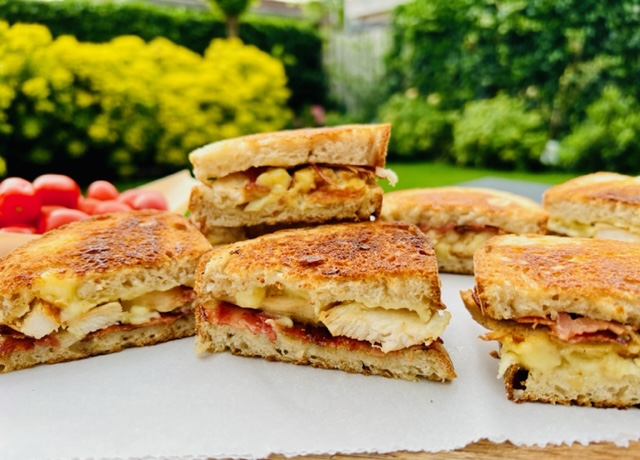 Sandwich de Pollo, Tocino de Pavo y Queso Brie