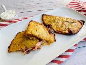 EMPANADAS DE PLÁTANO RELLENAS DE QUESO Y FRIJOLES