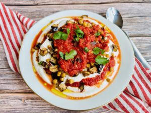 BERENJENAS ASADAS CON YOGURT AL LIMÓN Y SALSA DE TOMATE