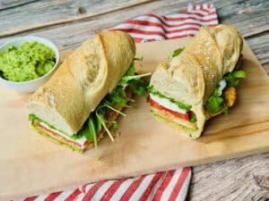 SANDWICH DE POLLO CON PESTO DE AGUACATE