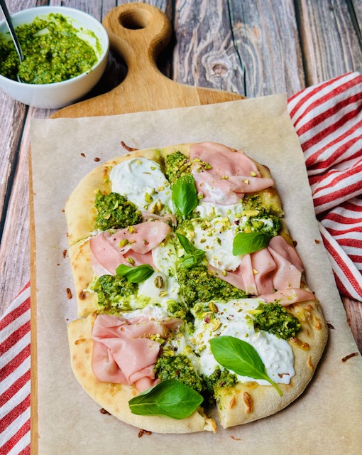 PIZZA DE BURRATA, MORTADELA Y PESTO