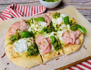 PIZZA DE BURRATA, MORTADELA Y PESTO