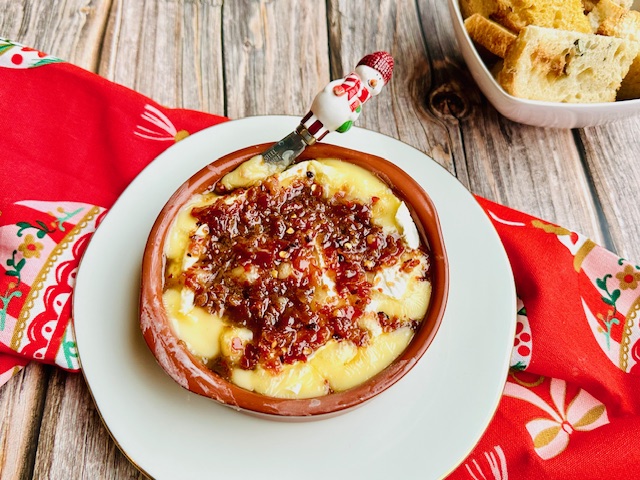 BRIE CON TOCINO Y MIEL AL HORNO