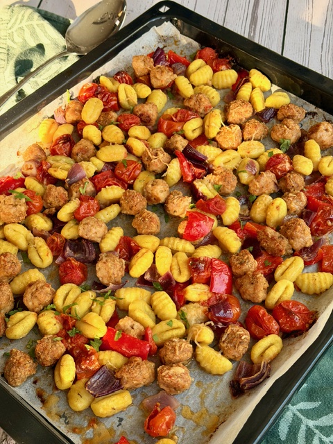 BANDEJA DE ÑOQUIS CON ALBÓNDIGAS DE POLLO