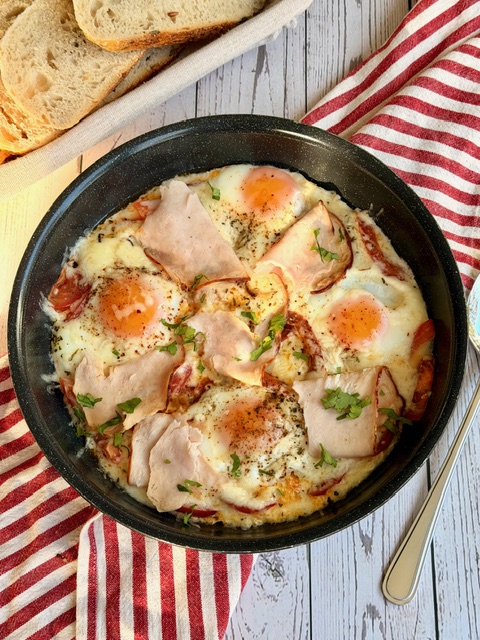 HUEVOS EN SARTÉN CON TOMATE, JAMÓN Y MOZZARELLA