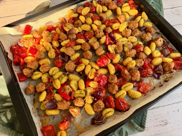 BANDEJA DE ÑOQUIS CON ALBÓNDIGAS DE POLLO