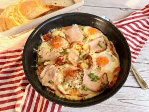 HUEVOS EN SARTÉN CON TOMATE, JAMÓN Y MOZZARELLA