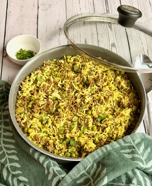 CARNE CON ARROZ Y GUISANTES