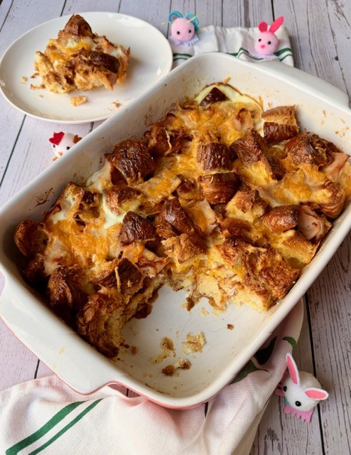 CAZUELA DE CROISSANTS CON JAMÓN Y QUESO