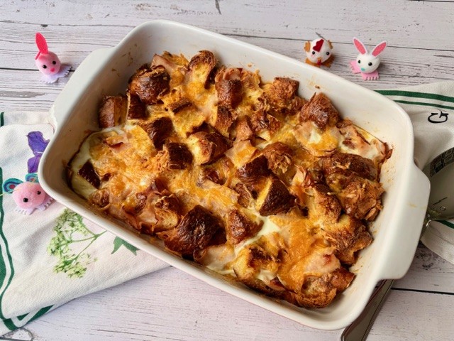 CAZUELA DE CROISSANTS CON JAMÓN Y QUESO