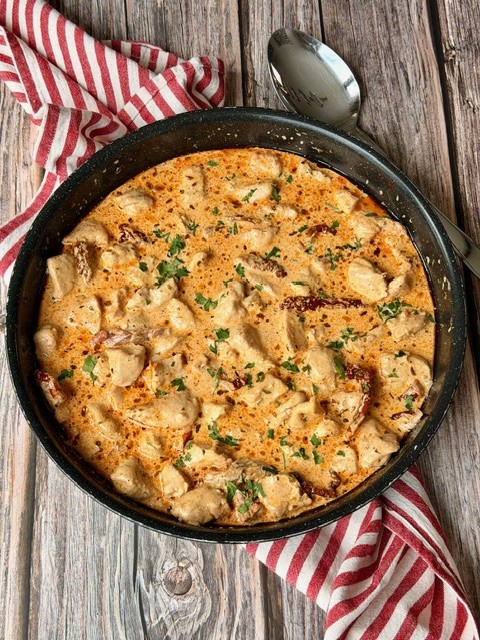 POLLO EN SALSA DE TOMATES SECOS