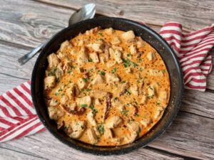 POLLO EN SALSA DE TOMATES SECOS