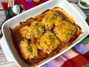 POLLO GRATINADO CON SALSA BBQ, TOCINO Y QUESO