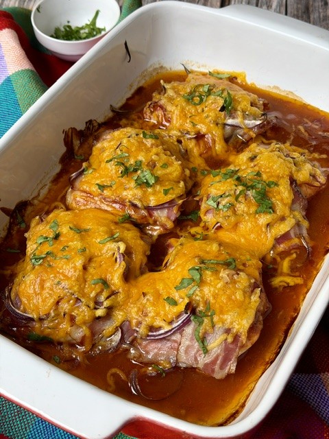 POLLO GRATINADO CON SALSA BBQ, TOCINO Y QUESO