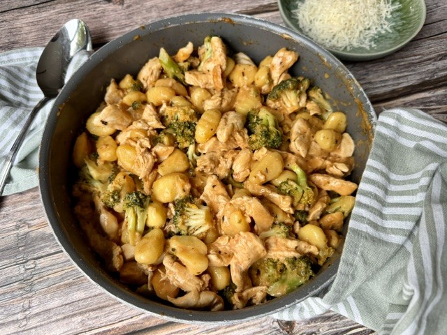 POLLO CON ÑOQUIS EN SARTÉN