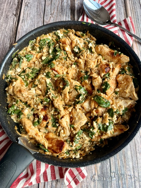 POLLO CON ORZO Y QUESO COTTAGE EN SARTÉN